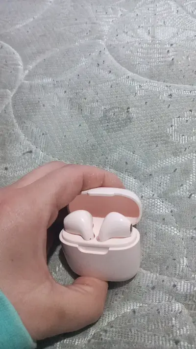 Auriculares inalámbricos rosados con estuche - miniatura 2