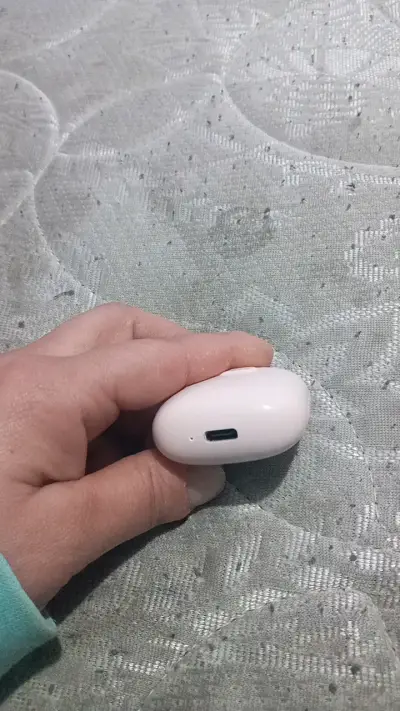 Auriculares inalámbricos rosados con estuche - miniatura 3