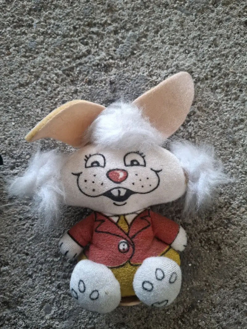 Peluche conejo con chaqueta roja - 1
