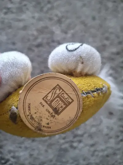 Peluche conejo con chaqueta roja - miniatura 2