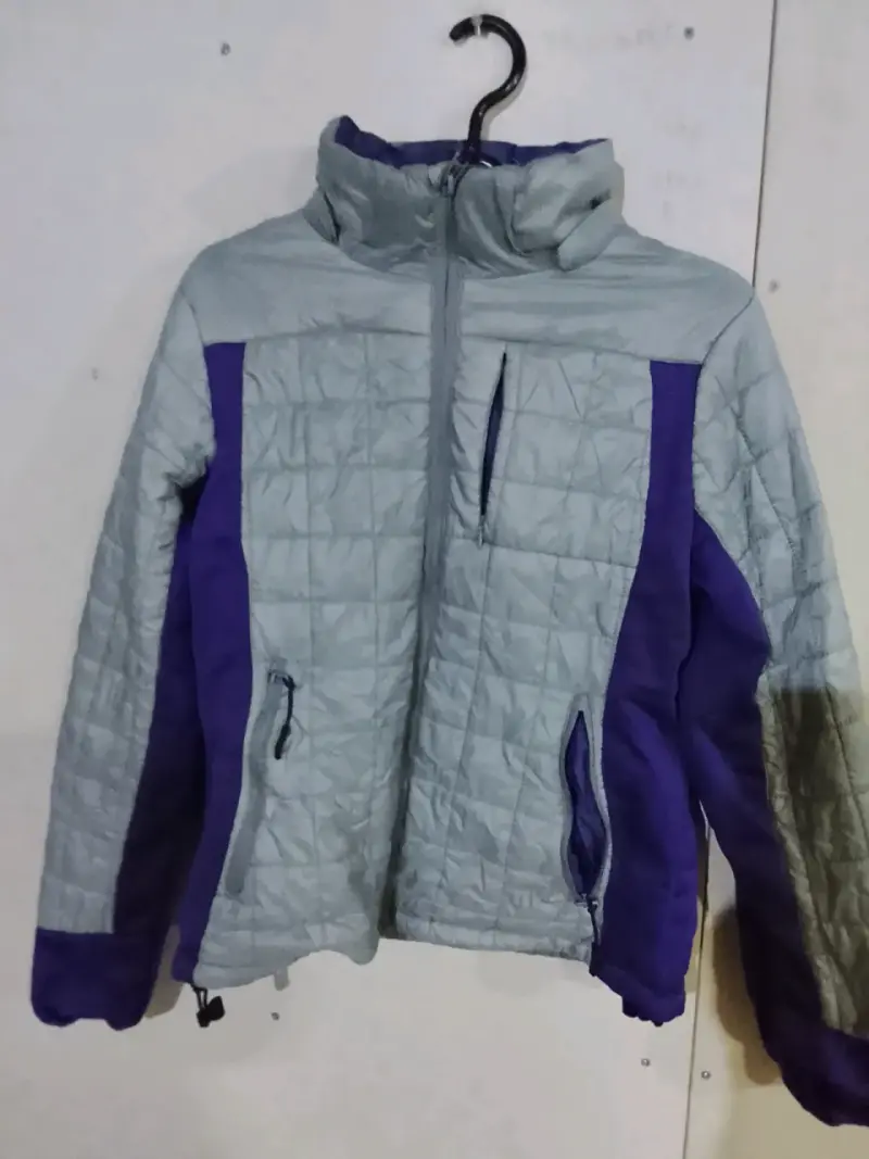 Chaqueta acolchada gris y morada para mujer