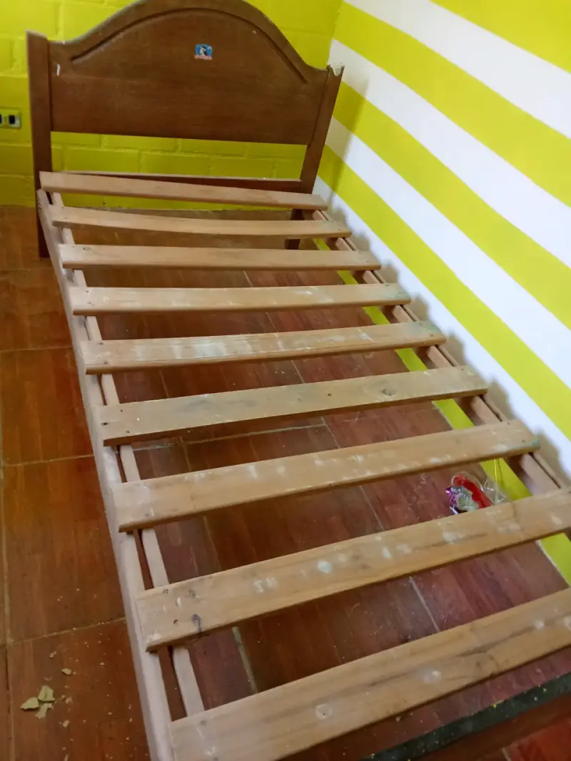 Cama individual de madera en buen estado - 1