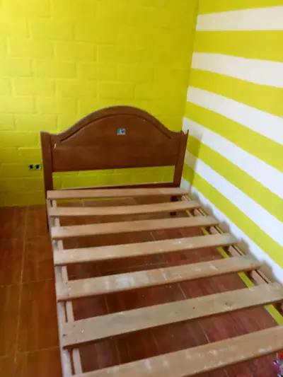 Cama individual de madera en buen estado - miniatura 2