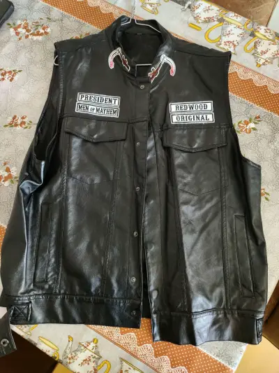 Chaleco de cuero estilo motero con parches - miniatura 1