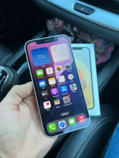 iPhone 12 en excelente estado con caja - miniatura 1
