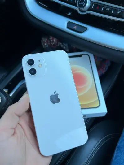 iPhone 12 en excelente estado con caja - miniatura 2