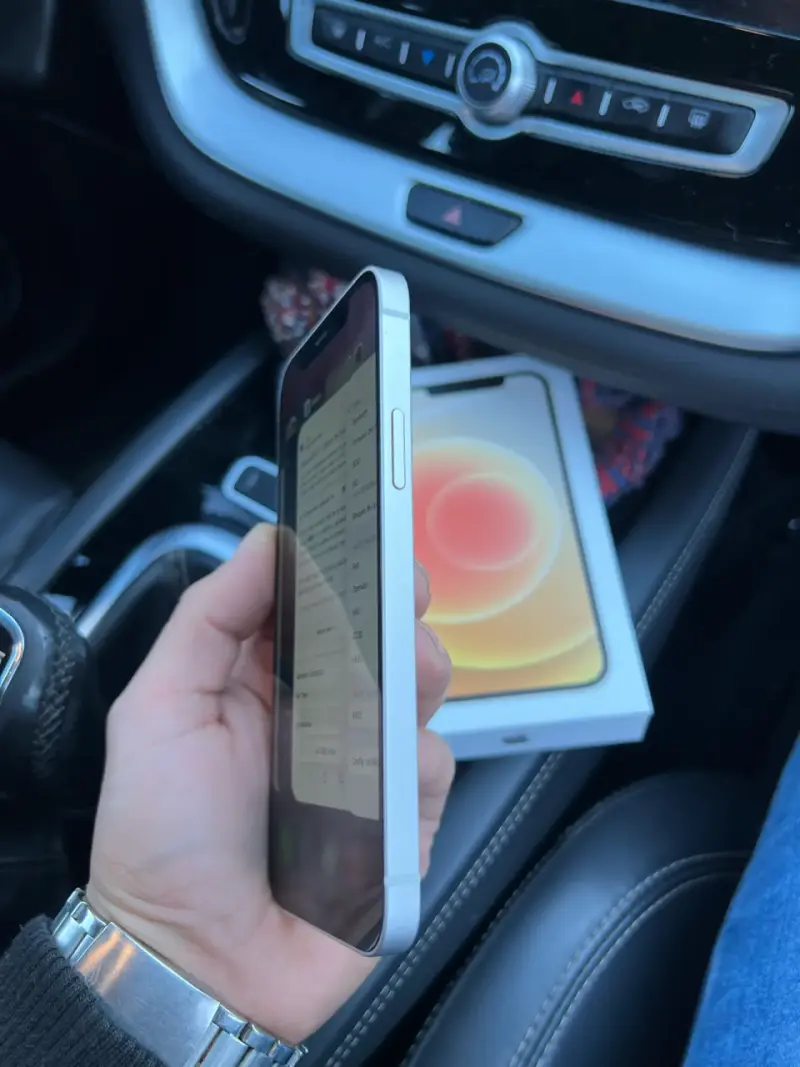 iPhone 12 en excelente estado con caja - 3
