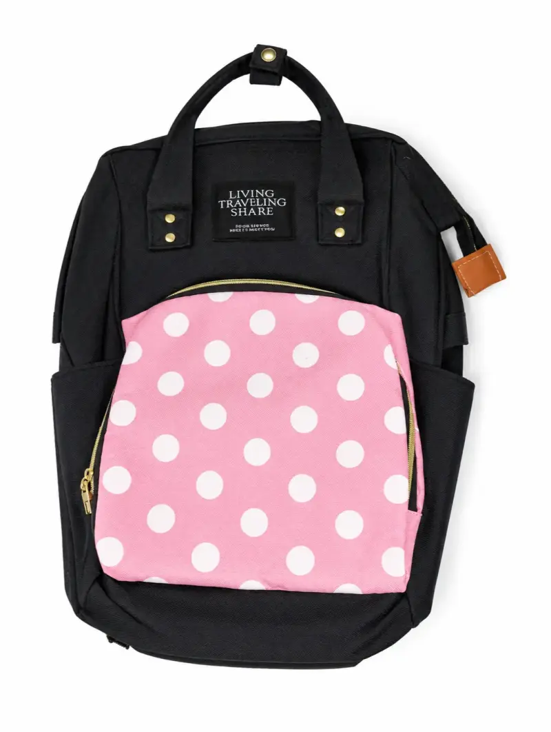 Mochila negra con bolsillo rosado de lunares