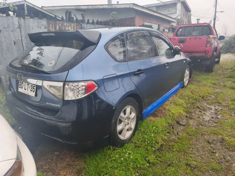 Auto Subaru con daño frontal para reparación - 4