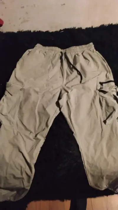Pantalones cargo beige con bolsillos - miniatura 1