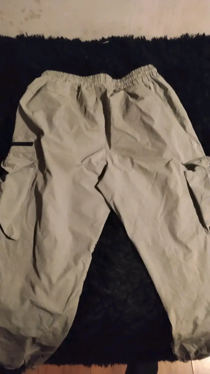 Pantalones cargo beige con bolsillos - 4