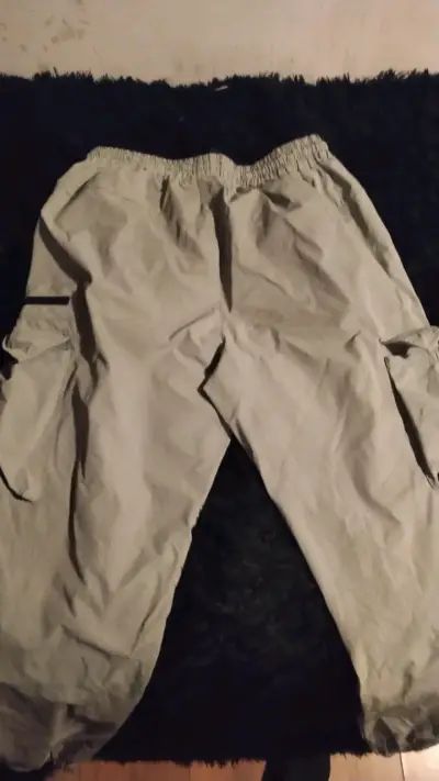 Pantalones cargo beige con bolsillos - miniatura 4