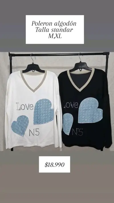 Polera blanca con diseño de corazones azules - miniatura 3