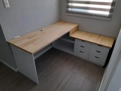 Escritorio esquinero de madera con cajoneras - miniatura 1