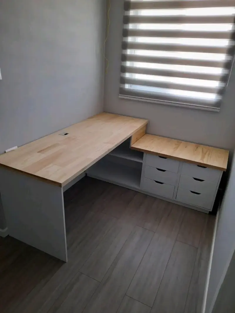 Escritorio esquinero de madera con cajoneras - 4