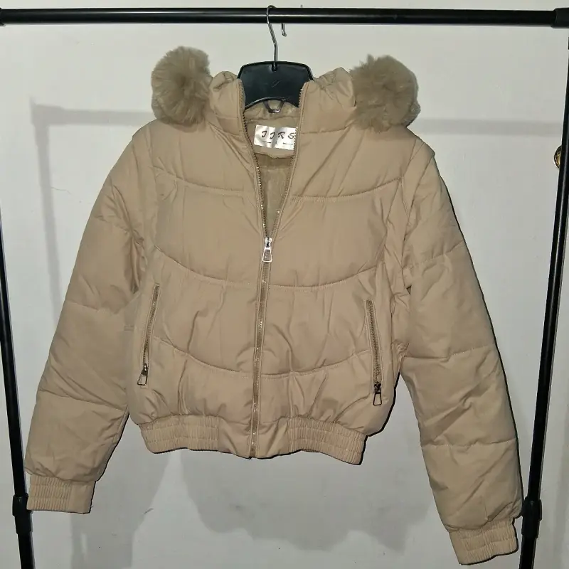 Chaqueta acolchada beige con capucha de piel - 4