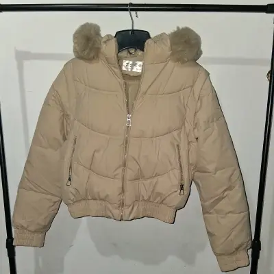 Chaqueta acolchada beige con capucha de piel - miniatura 4