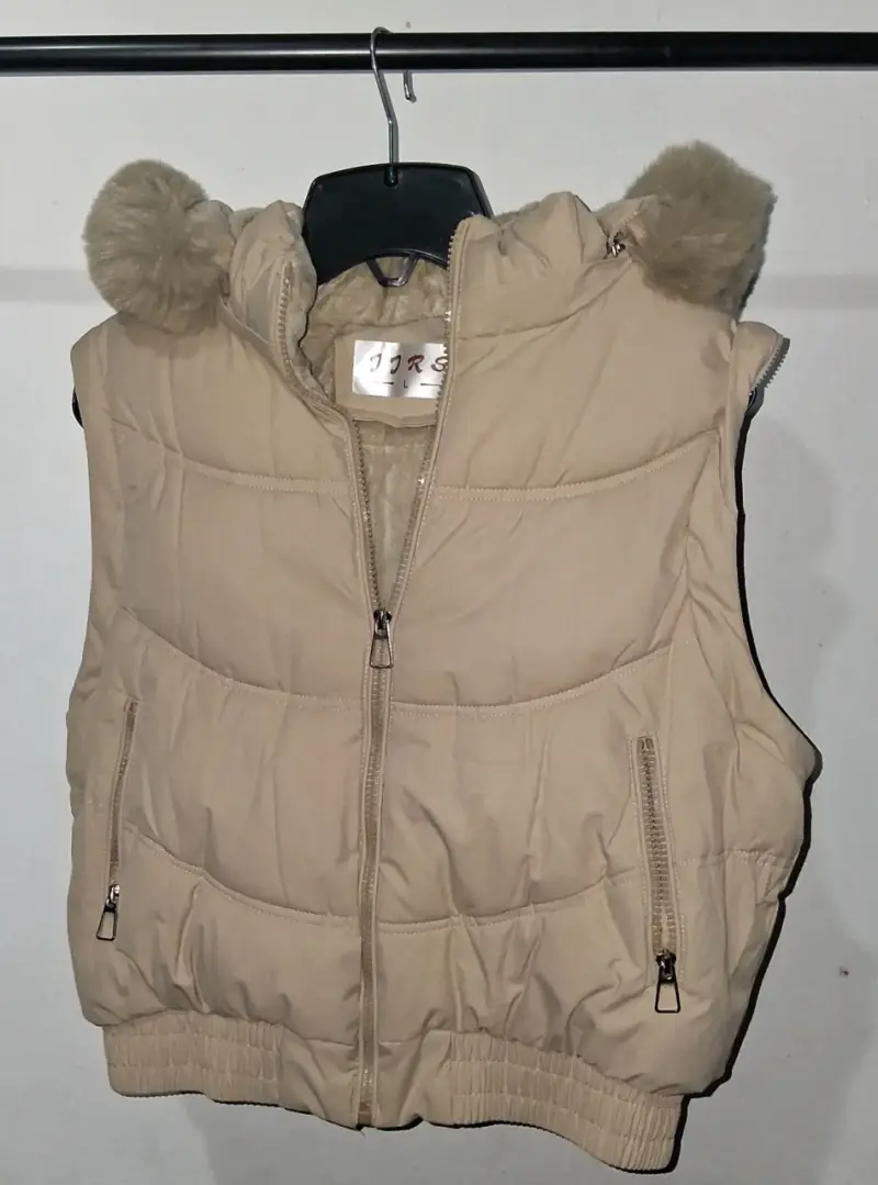 Chaqueta acolchada beige con capucha de piel - 5