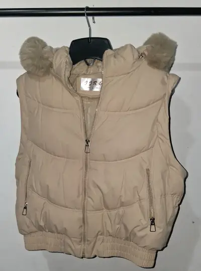 Chaqueta acolchada beige con capucha de piel - miniatura 5
