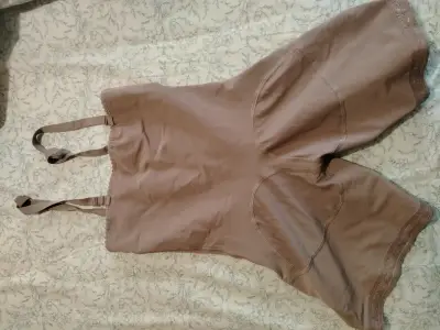 Faja modeladora color marrón con tirantes - miniatura 2