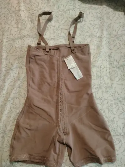 Faja modeladora color marrón con tirantes - miniatura 4