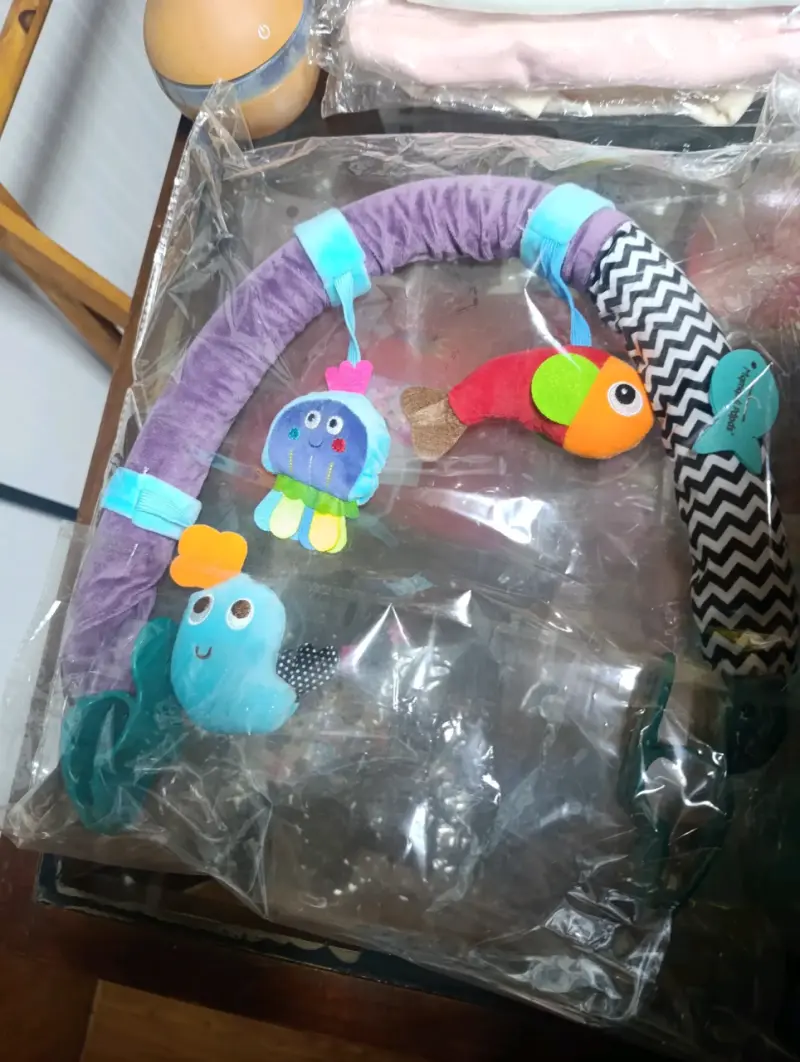 Arco para bebé con juguetes colgantes