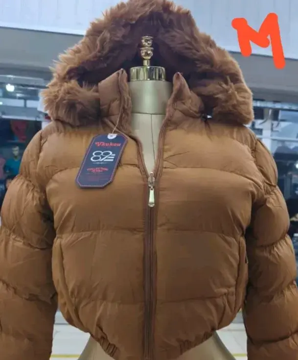 Chaqueta acolchada marrón con capucha de piel