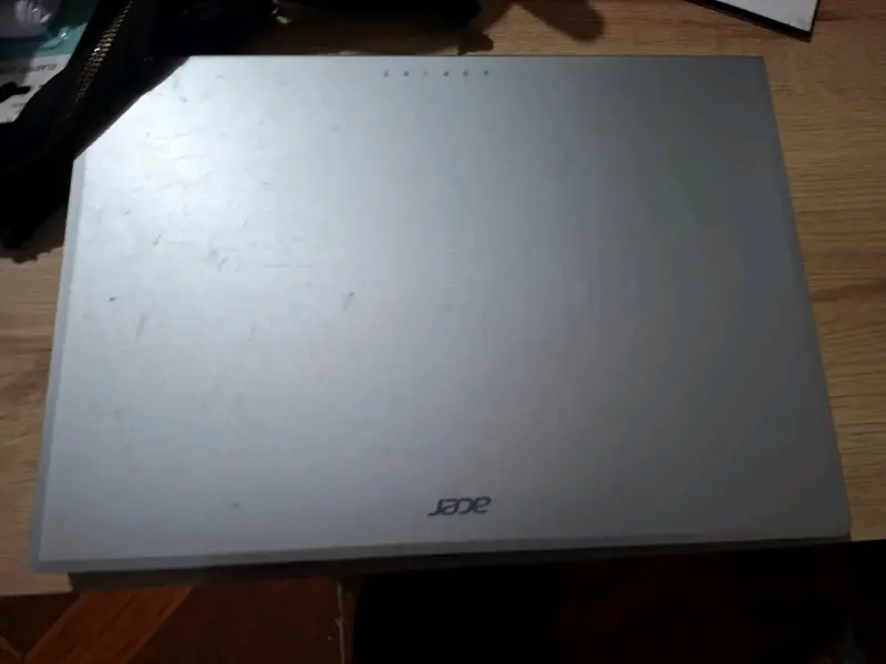 Laptop Acer plateada en buen estado - 1