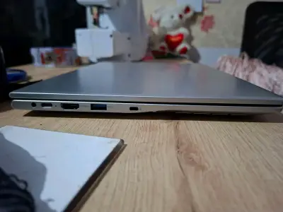Laptop Acer plateada en buen estado - miniatura 2