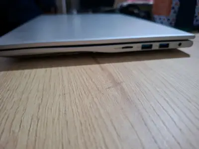 Laptop Acer plateada en buen estado - miniatura 3
