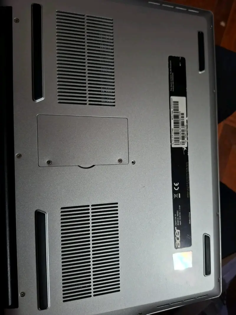 Laptop Acer plateada en buen estado - 4