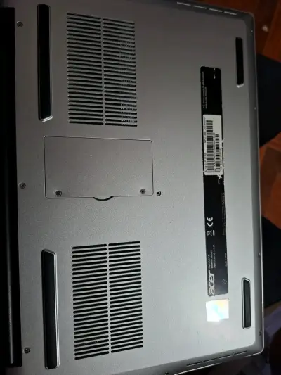 Laptop Acer plateada en buen estado - miniatura 4