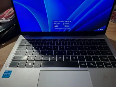 Laptop Acer plateada en buen estado - miniatura 6