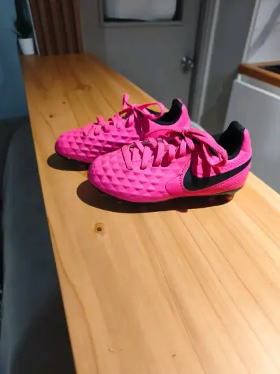 Zapatillas de fútbol Nike rosas para césped - miniatura 1