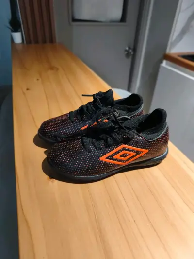 Zapatillas deportivas de Umbro negras y naranjas - miniatura 1
