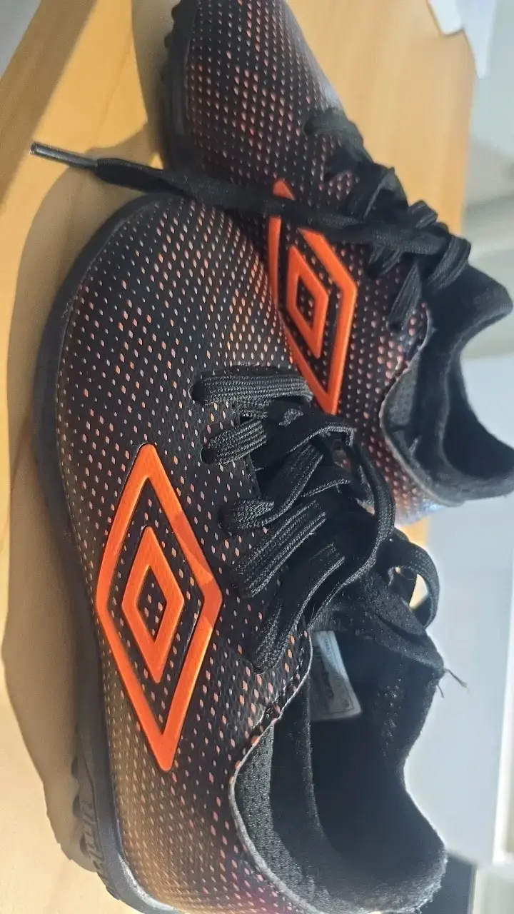 Zapatillas deportivas de Umbro negras y naranjas - 2