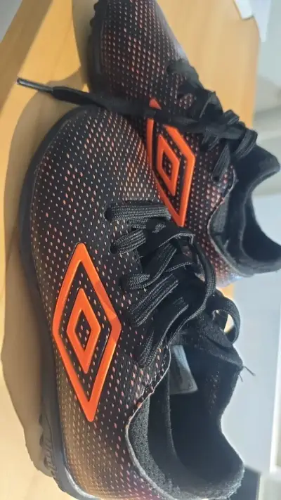 Zapatillas deportivas de Umbro negras y naranjas - miniatura 2