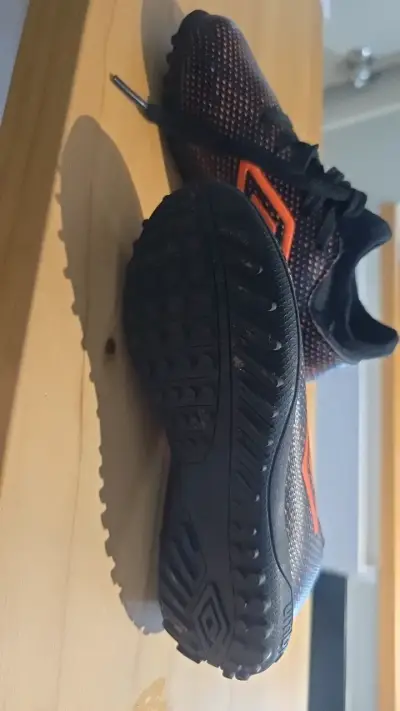Zapatillas deportivas de Umbro negras y naranjas - miniatura 4