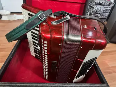 Acordeón rojo con estuche rígido - miniatura 1