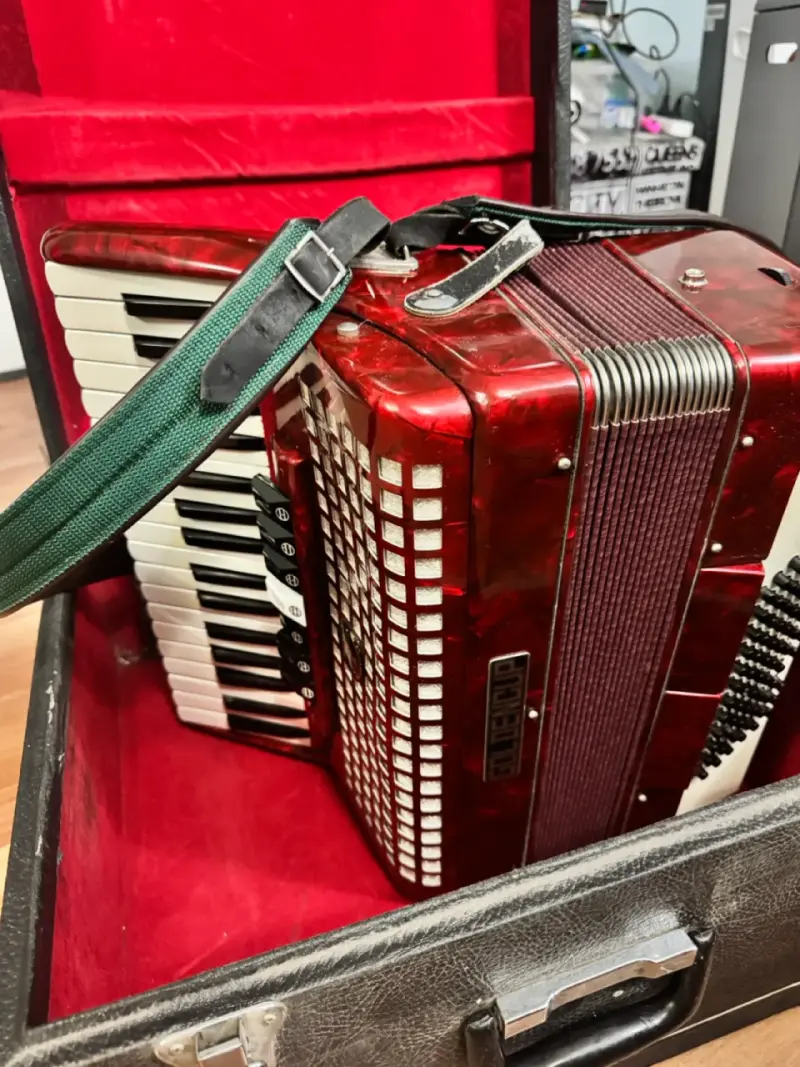 Acordeón rojo con estuche rígido - 2