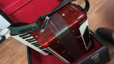 Acordeón rojo con estuche rígido - miniatura 4