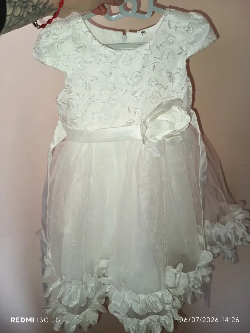 Vestido blanco de encaje para niña con flor - 1