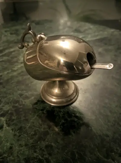 Salero vintage de metal con cuchara - miniatura 1