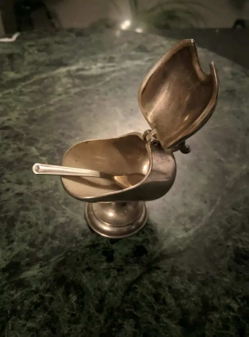 Salero vintage de metal con cuchara - 3