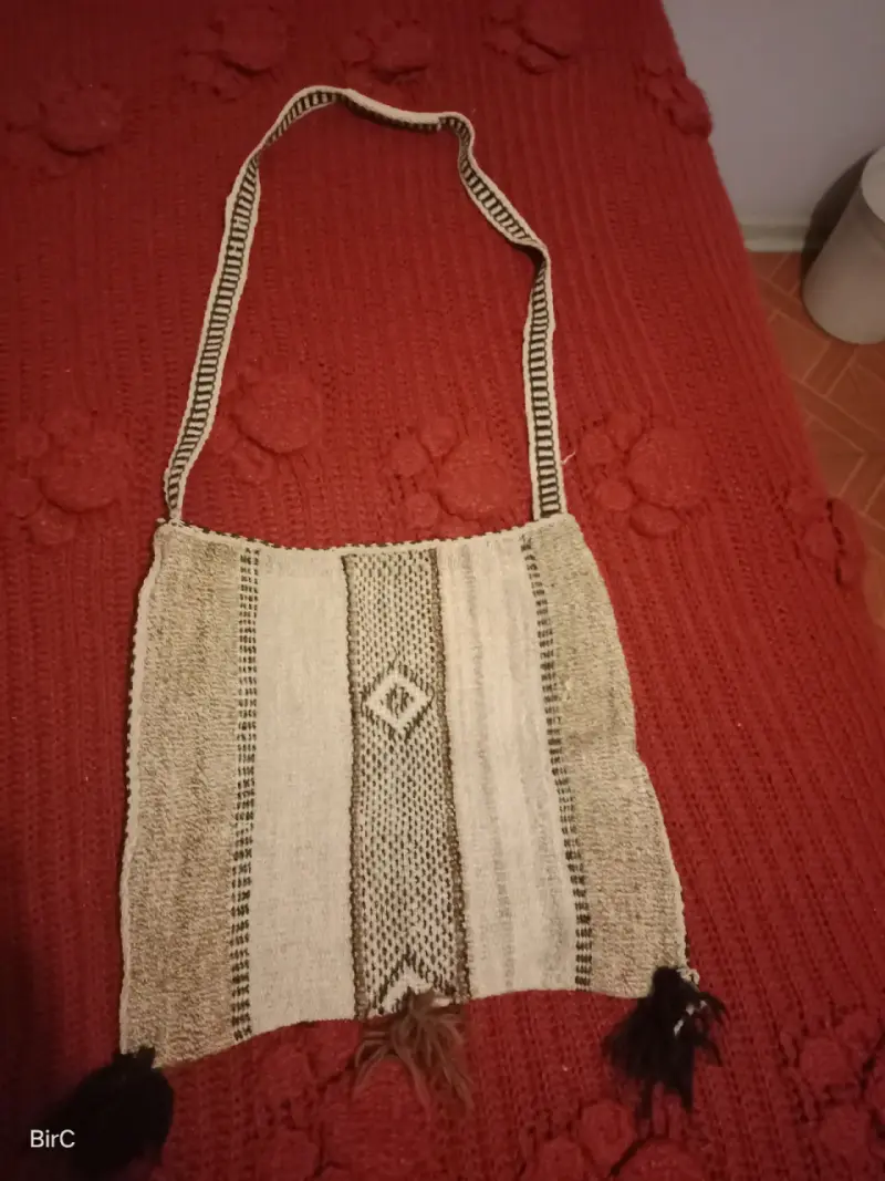 Bolso artesanal de lana con diseño étnico - 1