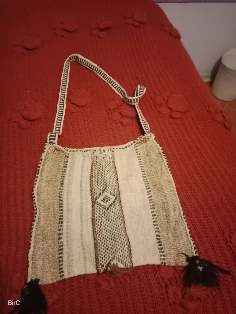 Bolso artesanal de lana con diseño étnico - 2