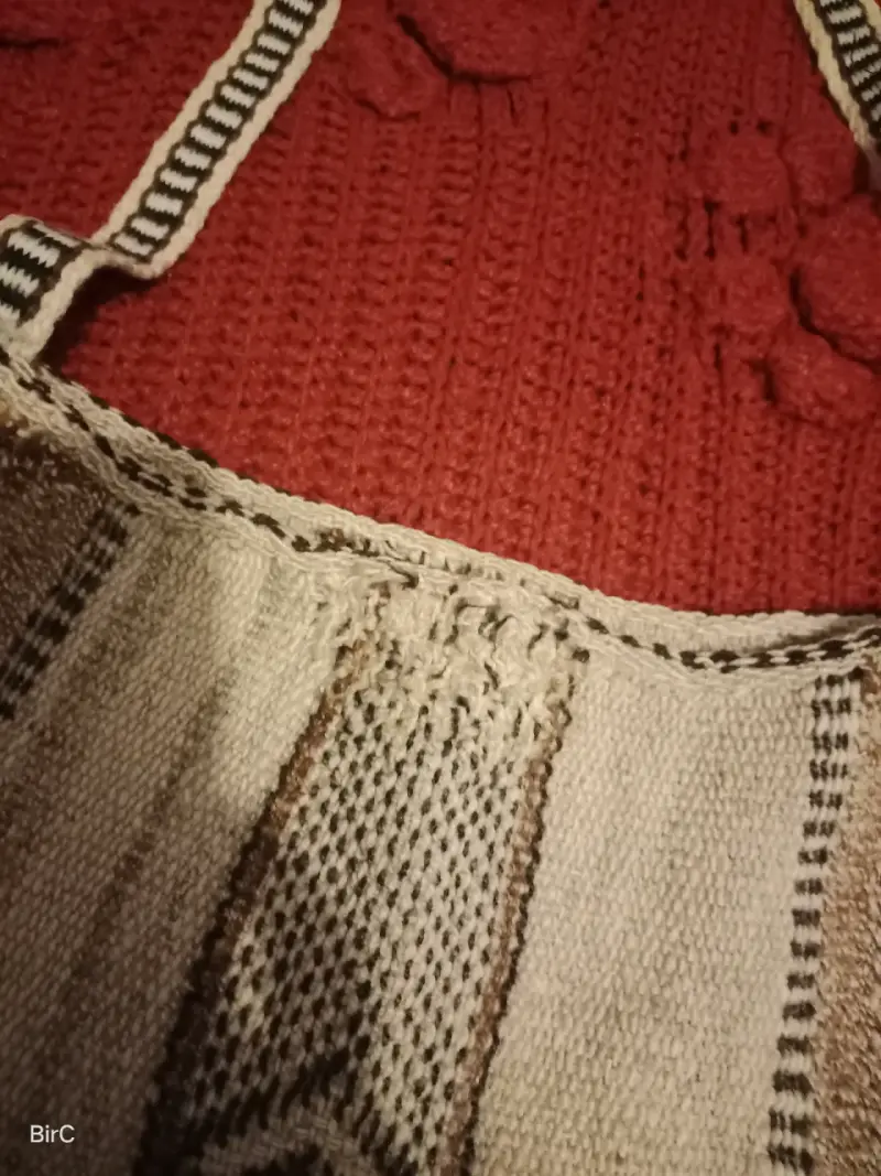 Bolso artesanal de lana con diseño étnico - 3