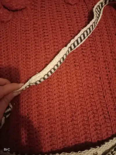 Bolso artesanal de lana con diseño étnico - miniatura 4