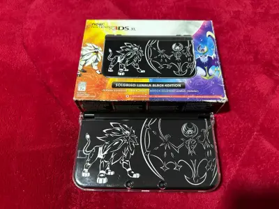 New Nintendo 3DS XL Solgaleo Lunala Edición Negra - miniatura 1