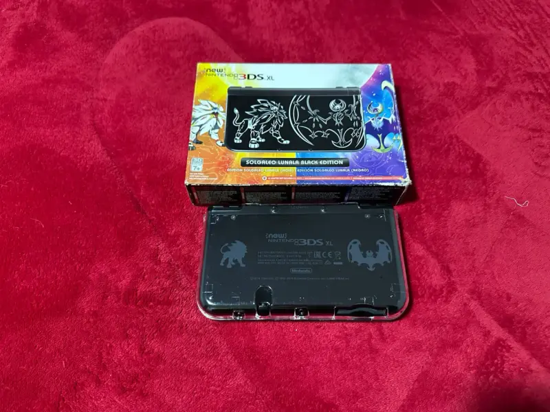 New Nintendo 3DS XL Solgaleo Lunala Edición Negra - 3